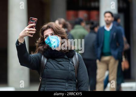 211110 -- LONDRES, le 10 novembre 2021 -- Une femme portant un masque prend un selfie à Covent Garden à Londres, en Grande-Bretagne, le 9 novembre 2021. Mardi, la Grande-Bretagne a enregistré 33 117 nouvelles infections COVID-19 et 262 décès liés au coronavirus, portant le total des pertes en vies humaines à 142 124, selon les derniers chiffres officiels. Photo de /Xinhua BRITAIN-COVID-19-CASES StephenxChung PUBLICATIONxNOTxINxCHN Banque D'Images