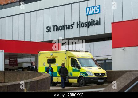 211110 -- LONDRES, le 10 novembre 2021 -- des gens passent devant une ambulance devant l'entrée des urgences de l'hôpital St Thomas à Londres, en Grande-Bretagne, le 9 novembre 2021. Mardi, la Grande-Bretagne a enregistré 33 117 nouvelles infections COVID-19 et 262 décès liés au coronavirus, portant le total des pertes en vies humaines à 142 124, selon les derniers chiffres officiels. Photo de /Xinhua BRITAIN-COVID-19-CASES StephenxChung PUBLICATIONxNOTxINxCHN Banque D'Images