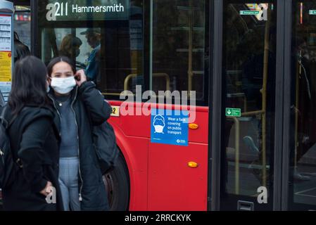 211110 -- LONDRES, le 10 novembre 2021 -- Une femme met un masque facial à un arrêt de bus à Londres, en Grande-Bretagne, le 9 novembre 2021. Mardi, la Grande-Bretagne a enregistré 33 117 nouvelles infections COVID-19 et 262 décès liés au coronavirus, portant le total des pertes en vies humaines à 142 124, selon les derniers chiffres officiels. Photo de /Xinhua BRITAIN-COVID-19-CASES StephenxChung PUBLICATIONxNOTxINxCHN Banque D'Images