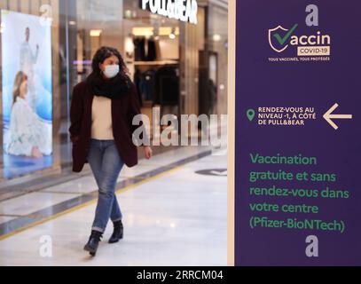 211110 -- PARIS, le 10 novembre 2021 -- Un client passe devant un panneau indiquant un centre de vaccination COVID-19 à l'intérieur d'un centre commercial à Levallois-Perret près de Paris, France, le 9 novembre 2021. Le président français Emmanuel Macron a annoncé mardi soir de reporter l’assouplissement prédécidé des mesures anti-COVID-19, puisque la France traverse la cinquième vague de la pandémie. Les personnes de plus de 65 ans et les plus vulnérables devront recevoir une dose de rappel afin de valider leur passe santé à partir de décembre 15. FRANCE-PARIS-COVID-19-COUP DE RAPPEL GaoxJing PUBLICATIONxNOTxINxCHN Banque D'Images