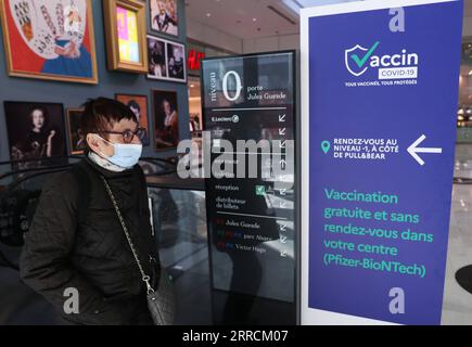 211110 -- PARIS, le 10 novembre 2021 -- Un client passe devant un panneau indiquant un centre de vaccination COVID-19 à l'intérieur d'un centre commercial à Levallois-Perret près de Paris, France, le 9 novembre 2021. Le président français Emmanuel Macron a annoncé mardi soir de reporter l’assouplissement prédécidé des mesures anti-COVID-19, puisque la France traverse la cinquième vague de la pandémie. Les personnes de plus de 65 ans et les plus vulnérables devront recevoir une dose de rappel afin de valider leur passe santé à partir de décembre 15. FRANCE-PARIS-COVID-19-COUP DE RAPPEL GaoxJing PUBLICATIONxNOTxINxCHN Banque D'Images