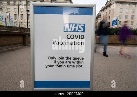 211110 -- LONDRES, le 10 novembre 2021 -- les gens passent un signe de vaccination contre le COVID-19 à Londres, en Grande-Bretagne, le 9 novembre 2021. Mardi, la Grande-Bretagne a enregistré 33 117 nouvelles infections COVID-19 et 262 décès liés au coronavirus, portant le total des pertes en vies humaines à 142 124, selon les derniers chiffres officiels. Photo de /Xinhua BRITAIN-COVID-19-CASES StephenxChung PUBLICATIONxNOTxINxCHN Banque D'Images