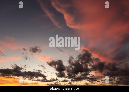 Paysage nuageux, avec des nuages magnifiquement colorés au crépuscule Banque D'Images