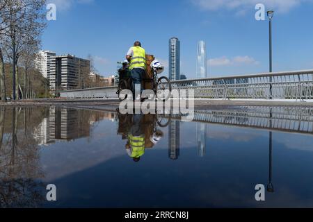 Santiago, Metropolitana, Chili. 7 septembre 2023. Andres, un homme sans abri, porte ses chiens sur un vélo avec ses affaires.il a voyagé presque toute la ville de Santiago à la recherche d'endroits pour dormir, des montagnes aux champs. Il dit que c'est pour que ses chiens puissent profiter de différents endroits. (Image de crédit : © Matias Basualdo/ZUMA Press Wire) USAGE ÉDITORIAL SEULEMENT! Non destiné à UN USAGE commercial ! Banque D'Images