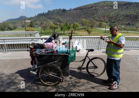 Santiago, Metropolitana, Chili. 7 septembre 2023. Andres, un homme sans abri, porte ses chiens sur un vélo avec ses affaires.il a voyagé presque toute la ville de Santiago à la recherche d'endroits pour dormir, des montagnes aux champs. Il dit que c'est pour que ses chiens puissent profiter de différents endroits. (Image de crédit : © Matias Basualdo/ZUMA Press Wire) USAGE ÉDITORIAL SEULEMENT! Non destiné à UN USAGE commercial ! Banque D'Images