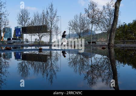 Santiago, Metropolitana, Chili. 7 septembre 2023. Le reflet dans l'eau d'un homme marchant à Santiago, au Chili, après deux jours de pluie. La zone centrale connaît son année la plus humide depuis 14 ans. (Image de crédit : © Matias Basualdo/ZUMA Press Wire) USAGE ÉDITORIAL SEULEMENT! Non destiné à UN USAGE commercial ! Banque D'Images