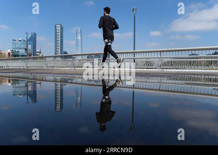 Santiago, Metropolitana, Chili. 7 septembre 2023. Un homme court dans un parc à Santiago, au Chili, après deux jours de pluie. La zone centrale connaît son année la plus humide depuis 14 ans. (Image de crédit : © Matias Basualdo/ZUMA Press Wire) USAGE ÉDITORIAL SEULEMENT! Non destiné à UN USAGE commercial ! Banque D'Images