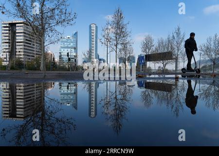 Santiago, Metropolitana, Chili. 7 septembre 2023. Le reflet dans l'eau d'un homme en scooter à Santiago, Chili, après deux jours de pluie. La zone centrale connaît son année la plus humide depuis 14 ans. (Image de crédit : © Matias Basualdo/ZUMA Press Wire) USAGE ÉDITORIAL SEULEMENT! Non destiné à UN USAGE commercial ! Banque D'Images