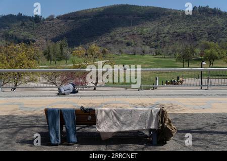 Santiago, Metropolitana, Chili. 7 septembre 2023. Un homme dort dans la rue en séchant ses vêtements sur un banc à Santiago, au Chili, après deux jours de pluie. La zone centrale connaît son année la plus humide depuis 14 ans. (Image de crédit : © Matias Basualdo/ZUMA Press Wire) USAGE ÉDITORIAL SEULEMENT! Non destiné à UN USAGE commercial ! Banque D'Images