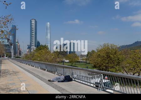 Santiago, Metropolitana, Chili. 7 septembre 2023. Un homme dort dans la rue devant les deux plus hauts bâtiments de Santiago, au Chili, la Tour Costanera et la Tour Titanium. (Image de crédit : © Matias Basualdo/ZUMA Press Wire) USAGE ÉDITORIAL SEULEMENT! Non destiné à UN USAGE commercial ! Banque D'Images