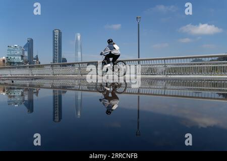 Santiago, Metropolitana, Chili. 7 septembre 2023. Le reflet d’une femme à vélo à Santiago, au Chili, après deux jours de pluie. La zone centrale connaît son année la plus humide depuis 14 ans. (Image de crédit : © Matias Basualdo/ZUMA Press Wire) USAGE ÉDITORIAL SEULEMENT! Non destiné à UN USAGE commercial ! Banque D'Images