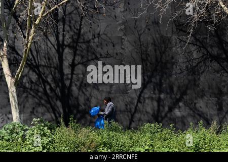 Santiago, Metropolitana, Chili. 7 septembre 2023. Un homme ramasse des ordures dans une rue de Santiago, au Chili. (Image de crédit : © Matias Basualdo/ZUMA Press Wire) USAGE ÉDITORIAL SEULEMENT! Non destiné à UN USAGE commercial ! Banque D'Images