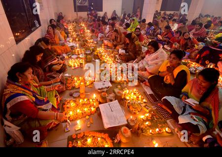 211113 -- DHAKA, le 13 novembre 2021 -- des dévots hindous s'assoient pour prier avec de l'encens et des lampes à huile pendant le Rakher Upobash, un festival religieux de jeûne, dans un temple de Dhaka, Bangladesh, le 13 novembre 2021. BANGLADESH-DHAKA-RAKHER UPOBASH-FESTIVAL Salim PUBLICATIONxNOTxINxCHN Banque D'Images