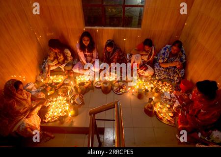 211113 -- DHAKA, le 13 novembre 2021 -- des femmes hindoues allument des lampes à huile pendant le Rakher Upobash, un festival religieux de jeûne, dans un temple de Dhaka, au Bangladesh, le 13 novembre 2021. BANGLADESH-DHAKA-RAKHER UPOBASH-FESTIVAL Salim PUBLICATIONxNOTxINxCHN Banque D'Images