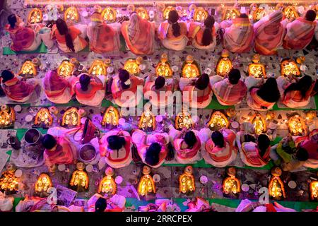 211113 -- DHAKA, le 13 novembre 2021 -- des dévots hindous s'assoient pour prier avec de l'encens et des lampes à huile pendant le Rakher Upobash, un festival religieux de jeûne, dans un temple de Dhaka, Bangladesh, le 13 novembre 2021. BANGLADESH-DHAKA-RAKHER UPOBASH-FESTIVAL Salim PUBLICATIONxNOTxINxCHN Banque D'Images