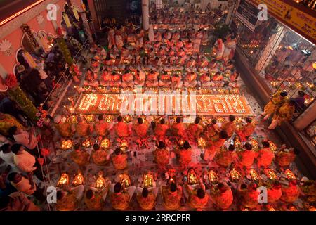 211113 -- DHAKA, le 13 novembre 2021 -- des dévots hindous s'assoient pour prier avec de l'encens et des lampes à huile pendant le Rakher Upobash, un festival religieux de jeûne, dans un temple de Dhaka, Bangladesh, le 13 novembre 2021. BANGLADESH-DHAKA-RAKHER UPOBASH-FESTIVAL Salim PUBLICATIONxNOTxINxCHN Banque D'Images