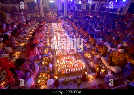 211113 -- DHAKA, le 13 novembre 2021 -- des dévots hindous s'assoient pour prier avec de l'encens et des lampes à huile pendant le Rakher Upobash, un festival religieux de jeûne, dans un temple de Dhaka, Bangladesh, le 13 novembre 2021. BANGLADESH-DHAKA-RAKHER UPOBASH-FESTIVAL Salim PUBLICATIONxNOTxINxCHN Banque D'Images