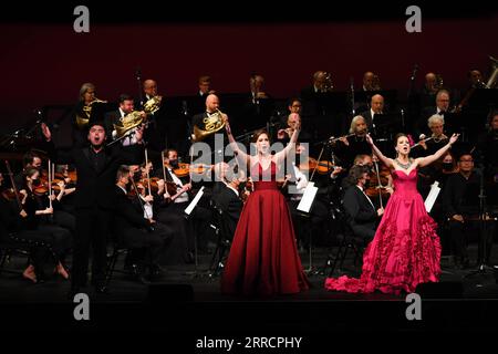 211114 -- NEW YORK, 14 novembre 2021 -- Basse William Guanbo su L, front, soprano Esther Maureen Kelly C, front et soprano coloratura Holly Flack R, front, concert East/West : a Symphonic Celebration au Lincoln Center à New York, États-Unis, 13 novembre 2021. Un concert organisé samedi soir au Lincoln Center de New York a charmé le public avec de nombreuses pièces musicales chinoises. Le concert fait partie d'image China, une initiative d'échange culturel présentée par China Arts and Entertainment Group, qui vise à introduire les arts de la scène chinois traditionnels et contemporains Banque D'Images