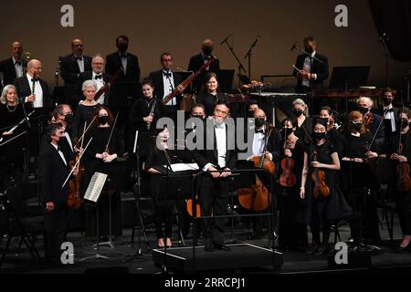 211114 -- NEW YORK, le 14 novembre 2021 -- le chef d'orchestre Cai Jindong C et le New York City Ballet Orchestra réagissent lors du concert East/West : a Symphonic Celebration au Lincoln Center à New York, États-Unis, le 13 novembre 2021. Un concert organisé samedi soir au Lincoln Center de New York a charmé le public avec de nombreuses pièces musicales chinoises. Le concert fait partie d'image China, une initiative d'échange culturel présentée par China Arts and Entertainment Group, qui vise à présenter les arts de la scène chinois traditionnels et contemporains au public du monde entier. U.S.-NEW YORK- IMAGE CHI Banque D'Images