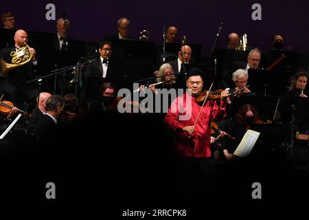 211114 -- NEW YORK, le 14 novembre 2021 -- le violoniste Hu Shenghua et le New York City Ballet Orchestra se produisent lors du concert East/West : a Symphonic Celebration au Lincoln Center à New York, aux États-Unis, le 13 novembre 2021. Un concert organisé samedi soir au Lincoln Center de New York a charmé le public avec de nombreuses pièces musicales chinoises. Le concert fait partie d'image China, une initiative d'échange culturel présentée par China Arts and Entertainment Group, qui vise à présenter les arts de la scène chinois traditionnels et contemporains au public du monde entier. ÉTATS-UNIS-NEW YORK-IMA Banque D'Images