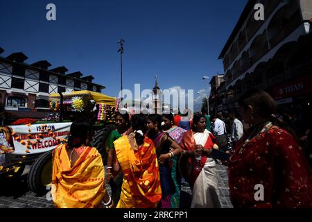 Srinagar, Inde. 07 septembre 2023. Un petit groupe d'hindous cachemiris font une procession sur le pont pour marquer 'Krishna Janmashtami' à Srinagar, Cachemire contrôlé par les Indiens, jeudi septembre. 07, 2023 Krishna Janmashtami, marque l'anniversaire du dieu hindou Krishna. (Photo de Mubashir Hassan/Pacific Press) crédit : Pacific Press Media production Corp./Alamy Live News Banque D'Images