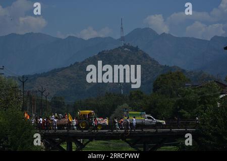 Srinagar, Inde. 07 septembre 2023. Un petit groupe d'hindous cachemiris font une procession sur le pont pour marquer 'Krishna Janmashtami' à Srinagar, Cachemire contrôlé par les Indiens, jeudi septembre. 07, 2023 Krishna Janmashtami, marque l'anniversaire du dieu hindou Krishna. (Photo de Mubashir Hassan/Pacific Press) crédit : Pacific Press Media production Corp./Alamy Live News Banque D'Images