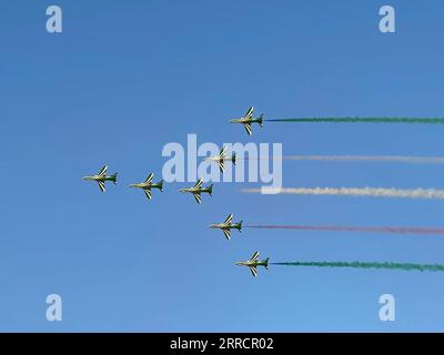 211115 -- DUBAÏ, le 15 novembre 2021 -- des avions effectuent des acrobaties aériennes lors du Dubai Air Show à Dubaï, aux Émirats arabes Unis, le 14 novembre 2021. UAE-DUBAI-AIR SHOW SuxXiaopo PUBLICATIONxNOTxINxCHN Banque D'Images