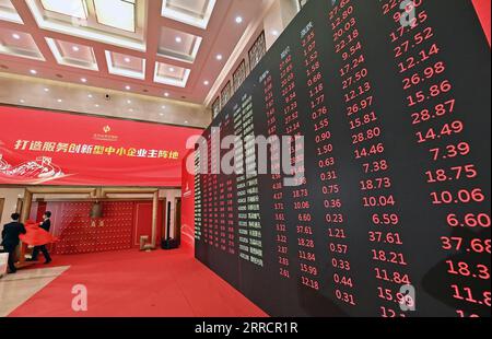 211115 -- BEIJING, 15 novembre 2021 -- une photo prise le 15 novembre 2021 montre une scène de la cérémonie d'ouverture de la Bourse de Beijing, à Beijing, capitale de la Chine. La nouvelle Bourse de Beijing BSE a commencé à se négocier lundi, marquant une étape clé dans les efforts de la Chine pour approfondir la réforme du marché des capitaux et soutenir les petites entreprises. CHINA-BEIJING-BEIJING STOCK EXCHANGE-TRADING START CN LIXXIN PUBLICATIONXNOTXINXCHN Banque D'Images