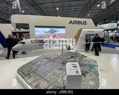 211115 -- DUBAÏ, 15 novembre 2021 -- une photo prise avec un téléphone portable montre la zone d'exposition du Dubai Air Show à Dubaï, aux Émirats arabes Unis, le 14 novembre 2021. UAE-DUBAI-AIR SHOW SuxXiaopo PUBLICATIONxNOTxINxCHN Banque D'Images