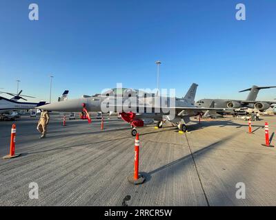 211115 -- DUBAÏ, le 15 novembre 2021 -- une photo prise avec un téléphone portable montre un avion militaire au Dubai Air Show à Dubaï, aux Émirats arabes Unis, le 14 novembre 2021. UAE-DUBAI-AIR SHOW SuxXiaopo PUBLICATIONxNOTxINxCHN Banque D'Images