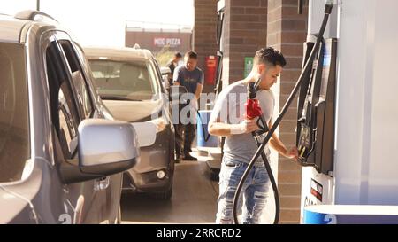 211115 -- LOS ANGELES, le 15 novembre 2021 -- des gens font le plein de véhicules dans une station-service de Los Angeles, Californie, États-Unis, le 15 novembre 2021. Le prix moyen de l'essence en Californie a atteint 4,682 dollars américains le gallon lundi, établissant un nouveau record pour l'État américain le plus peuplé pour une deuxième journée consécutive. Selon l'American automobile Association AAA, le prix moyen de l'essence ordinaire était de 4,676 dollars américains par gallon dimanche, ce qui a déjà battu le précédent record de l'État de 4,671 dollars pour l'essence ordinaire établi en octobre 2012. Photo de /Xinhua U.S.-LOS ANGELES-CALIFOR Banque D'Images