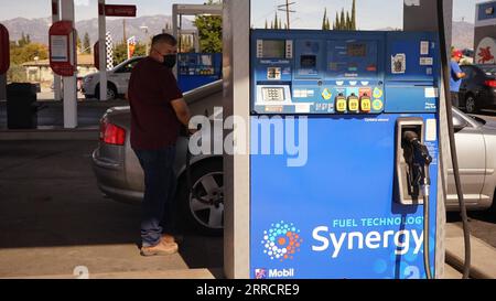 211115 -- LOS ANGELES, le 15 novembre 2021 -- Un homme fait le plein d'essence dans une station-service de Los Angeles, Californie, États-Unis, le 15 novembre 2021. Le prix moyen de l'essence en Californie a atteint 4,682 dollars américains le gallon lundi, établissant un nouveau record pour l'État américain le plus peuplé pour une deuxième journée consécutive. Selon l'American automobile Association AAA, le prix moyen de l'essence ordinaire était de 4,676 dollars américains par gallon dimanche, ce qui a déjà battu le précédent record de l'État de 4,671 dollars pour l'essence ordinaire établi en octobre 2012. Photo de /Xinhua U.S.-LOS ANGELES-CALIFORNIA Banque D'Images