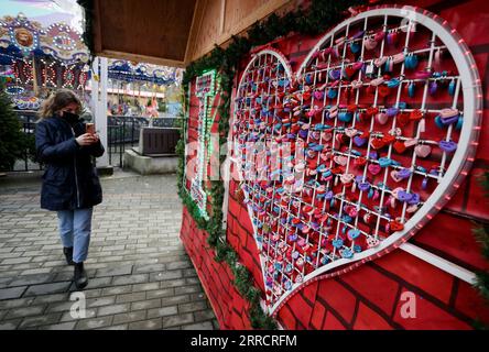 211116 -- VANCOUVER, le 16 novembre 2021 -- Une installation Love-Lock est exposée au marché de Noël de Vancouver au Jack Poole Plaza à Vancouver, en Colombie-Britannique, le 15 novembre 2021. Reporté en 2020 en raison de la pandémie de COVID-19, le marché de Noël de Vancouver est revenu pour sa 11e année. Le marché dispose d'environ 80 cabanes farcies de nourriture, de friandises, d'artisanat traditionnel ainsi que de différentes activités festives pour les habitants et les visiteurs. Photo de /Xinhua CANADA-VANCOUVER-MARCHÉ DE NOËL LiangxSen PUBLICATIONxNOTxINxCHN Banque D'Images