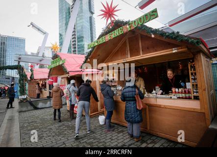 211116 -- VANCOUVER, le 16 nov. 2021 -- les gens visitent le marché de Noël de Vancouver au Jack Poole Plaza à Vancouver, en Colombie-Britannique, le 15 nov. 2021. Reporté en 2020 en raison de la pandémie de COVID-19, le marché de Noël de Vancouver est revenu pour sa 11e année. Le marché dispose d'environ 80 cabanes farcies de nourriture, de friandises, d'artisanat traditionnel ainsi que de différentes activités festives pour les habitants et les visiteurs. Photo de /Xinhua CANADA-VANCOUVER-MARCHÉ DE NOËL LiangxSen PUBLICATIONxNOTxINxCHN Banque D'Images
