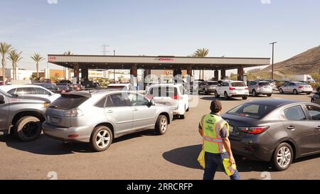 211115 -- LOS ANGELES, le 15 novembre 2021 -- les véhicules font la queue pour faire le plein à une station-service de Los Angeles, Californie, États-Unis, le 15 novembre 2021. Le prix moyen de l'essence en Californie a atteint 4,682 dollars américains le gallon lundi, établissant un nouveau record pour l'État américain le plus peuplé pour une deuxième journée consécutive. Selon l'American automobile Association AAA, le prix moyen de l'essence ordinaire était de 4,676 dollars américains par gallon dimanche, ce qui a déjà battu le précédent record de l'État de 4,671 dollars pour l'essence ordinaire établi en octobre 2012. Photo de /Xinhua U.S.-LOS ANGELES-CAL Banque D'Images