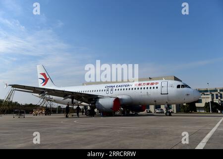 211116 -- HEFEI, 16 novembre 2021 -- des techniciens démontent un avion à l'aéroport international Hefei Xinqiao à Hefei, dans la province de l'Anhui, dans l'est de la Chine, le 15 novembre 2021. Les techniciens de la branche Anhui de China Eastern Airlines Technic Co., Ltd. Ont démantelé un Airbus A320 à la retraite, qui est en service depuis 22 ans. Le démantèlement des aéronefs est un projet industriel de haute technologie d’économie circulaire, qui est une mesure visant à promouvoir un développement vert et sobre en carbone. CHINA-ANHUI-HEFEI-RETRAITÉ-DÉMANTÈLEMENT DES AVIONS CN HUANGXBOHAN PUBLICATIONXNOTXINXCHN Banque D'Images