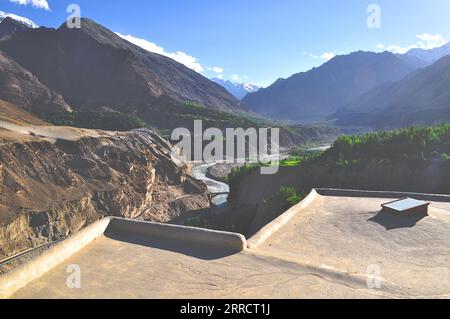 Splendeur panoramique : vallée de Hunza Nagar et vue sur la rivière Hunza depuis le toit du fort Altit Banque D'Images