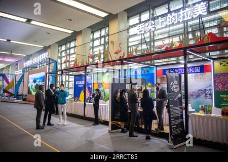 211117 -- CHONGQING, le 17 novembre 2021 -- les gens visitent une exposition lors du 14e Sommet des affaires Chine-Amérique latine et Caraïbes à Chongqing, dans le sud-ouest de la Chine, le 16 novembre 2021. Xinhua Headlines : China-LatAm trade Bucks Pandemic vents contraires pour enregistrer une forte croissance TangxYi PUBLICATIONxNOTxINxCHN Banque D'Images