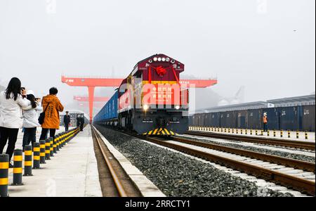 Actualités Bilder des Tages 211118 -- GUIYANG, le 18 novembre 2021 -- le premier train de marchandises direct Chine-Europe reliant la province du Guizhou du sud-ouest de la Chine et Moscou de la Russie part de Guiyang, dans la province du Guizhou du sud-ouest de la Chine, le 18 novembre 2021. Le premier service direct de train de marchandises Chine-Europe reliant la province du Guizhou du sud-ouest de la Chine et Moscou de la Russie a commencé à fonctionner jeudi. Chargé de marchandises, y compris des guitares, de l'électronique et de la céramique, le train inaugural devrait arriver à Vorsino, Moscou le 3 décembre, selon le département du commerce provincial de Guizhou. Il n'y a pas d'arrêt de transit le long Banque D'Images