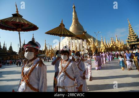 Actualités Bilder des Tages 211118 -- YANGON, 18 novembre 2021 -- des personnes assistent à une cérémonie lors du festival traditionnel Tazaungdaing à la pagode Shwedagon à Yangon, Myanmar, le 18 novembre 2021. Le Festival de Tazaungdaing, également connu sous le nom de Festival des Lumières, tombe au huitième mois du calendrier traditionnel du Myanmar. Il est célébré comme une fête nationale au Myanmar. MYANMAR-YANGON-TRADITIONAL TAZAUNGDAING FESTIVAL UxAung PUBLICATIONxNOTxINxCHN Banque D'Images