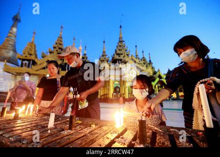 211118 -- YANGON, le 18 novembre 2021 -- les gens allument des bougies pendant le festival traditionnel Tazaungdaing à la pagode Shwedagon à Yangon, Myanmar, le 18 novembre 2021. Le Festival de Tazaungdaing, également connu sous le nom de Festival des Lumières, tombe au huitième mois du calendrier traditionnel du Myanmar. Il est célébré comme une fête nationale au Myanmar. MYANMAR-YANGON-TRADITIONAL TAZAUNGDAING FESTIVAL UxAung PUBLICATIONxNOTxINxCHN Banque D'Images