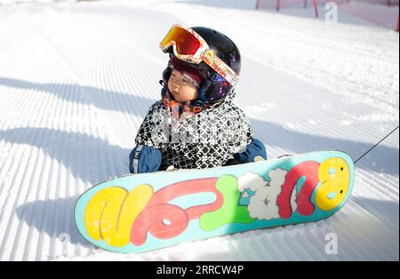 211118 -- CHONGLI, le 18 novembre 2021 -- une petite fille de 11 mois nommée Wang Yuji tombe alors qu'elle pratique le ski à la station de ski de Thaiwoo dans le district de Chongli de la ville de Zhangjiakou, province du Hebei, dans le nord de la Chine, le 18 novembre 2021. SPCHINA-HEBEI-CHONGLI-SKI-BÉBÉ YangxShiyao PUBLICATIONxNOTxINxCHN Banque D'Images