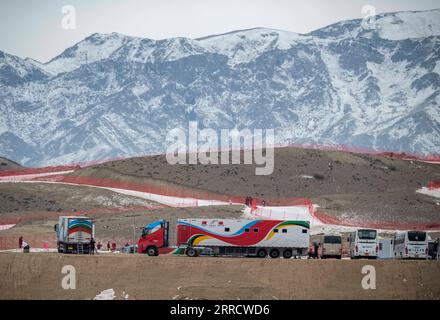 211119 -- WENQUAN, 19 novembre 2021 -- une photo montre le nouveau camion de fartage dans le comté de Wenquan, dans la région autonome ouygur du Xinjiang, au nord-ouest de la Chine, le 17 novembre 2021. Le tout premier camion de fartage auto-développé en Chine a été déployé lors de la session d'entraînement de l'équipe nationale chinoise de ski de fond pour les Jeux Olympiques d'hiver de 2022. Il est livré avec 6 bancs de cirage, cabines pour le stockage et d'autres utilisations. SPCHINA-XINJIANG-CAMION DE SKI DE FOND CN HUXHUHU PUBLICATIONXNOTXINXCHN Banque D'Images