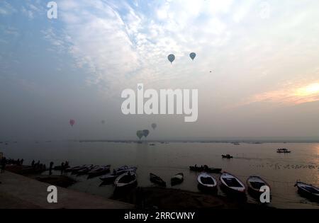 211119 -- VARANASI, le 19 novembre 2021 -- des montgolfières sont vues au-dessus de la rivière Ganga dans la ville de temple de Varanasi, dans l'État de l'Uttar Pradesh, au nord de l'Inde, le 19 novembre 2021. Str/Xinhua INDIA-VARANASI-HOT AIR BOLLOONS-GANGA RIVER PxArthaSarkartonglian PUBLICATIONxNOTxINxCHN Banque D'Images