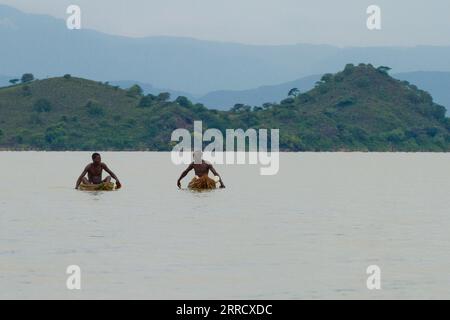 Les pêcheurs dans leurs bateaux sur le lac Baringo, au Kenya, l'Afrique Banque D'Images