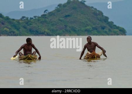 Les pêcheurs dans leurs bateaux sur le lac Baringo, au Kenya, l'Afrique Banque D'Images