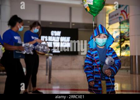 211121 -- SYDNEY, le 21 novembre 2021 -- les passagers de Singapour sont accueillis à l'aéroport de Sydney à Sydney, Australie, le 21 novembre 2021. La bulle des voyages de l Australie avec Singapour est entrée en vigueur dimanche. AUSTRALIE-SYDNEY-SINGAPOUR-VOYAGEURS BaixXuefei PUBLICATIONxNOTxINxCHN Banque D'Images