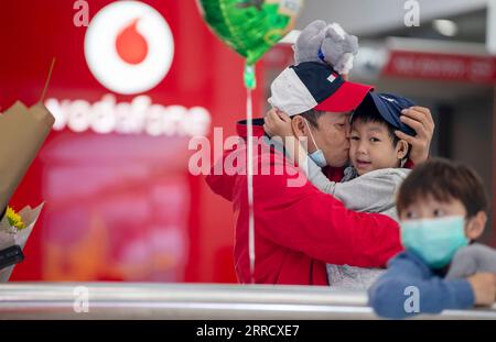 211121 -- SYDNEY, le 21 novembre 2021 -- des passagers en provenance de Singapour arrivent à l'aéroport de Sydney, à Sydney, en Australie, le 21 novembre 2021. La bulle des voyages de l Australie avec Singapour est entrée en vigueur dimanche. AUSTRALIE-SYDNEY-SINGAPOUR-VOYAGEURS BaixXuefei PUBLICATIONxNOTxINxCHN Banque D'Images