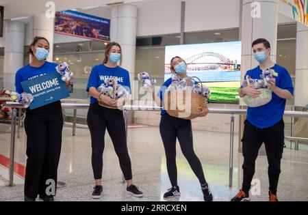 211121 -- SYDNEY, le 21 novembre 2021 -- les passagers de Singapour sont accueillis à l'aéroport de Sydney à Sydney, Australie, le 21 novembre 2021. La bulle des voyages de l Australie avec Singapour est entrée en vigueur dimanche. AUSTRALIE-SYDNEY-SINGAPOUR-VOYAGEURS BaixXuefei PUBLICATIONxNOTxINxCHN Banque D'Images