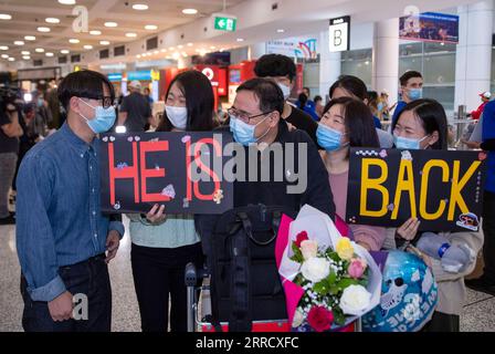 211121 -- SYDNEY, le 21 novembre 2021 -- les passagers de Singapour sont accueillis à l'aéroport de Sydney à Sydney, Australie, le 21 novembre 2021. La bulle des voyages de l Australie avec Singapour est entrée en vigueur dimanche. AUSTRALIE-SYDNEY-SINGAPOUR-VOYAGEURS BaixXuefei PUBLICATIONxNOTxINxCHN Banque D'Images